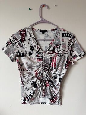 Newspaper-Print Ruched V-Neck Short Sleeve Tee - Black White Red